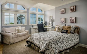 Уютная спальная комната с интерьером на морскую тематику