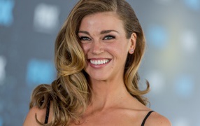 Актриса Эдрианн Палики  с очаровательной улыбкой