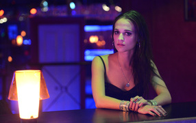 Актриса Алисия Викандер с красивыми украшениями на руках