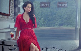Актриса Ева Грин в красном платье