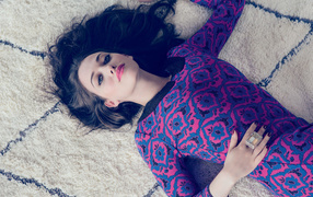 Актриса Кэт Деннингс лежит на ковре в красивом платье