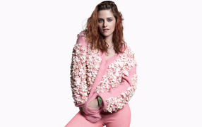 Актриса Кристен Стюарт в розовом костюме на белом фоне