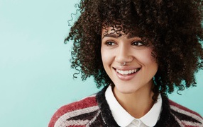 Актриса Натали Эммануэль с пирсингом в носу