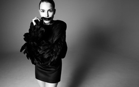 Актриса Нуми Рапас в черном платье черно-белое фото