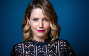 Актриса София Буш в красивом платье на синем фоне 