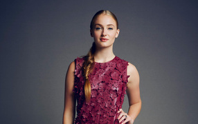 Актриса Софи Тёрнер в красивом платье на сером фоне