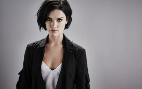 Актриса брюнетка Адриа Архона фото на сером фоне