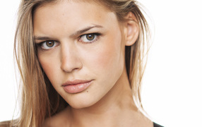 Американская актриса, модель Келли Рорбах фото на белом фоне