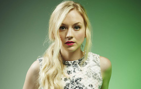 Американская актриса блондинка Эмили Кинни 