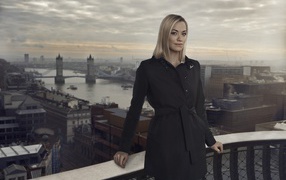 Австралийская актриса Ивонн Страховски в черном пальто