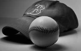 Бейсболка и мяч бейсбольной команды Бостон Ред Сокс 