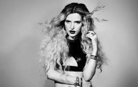 Красивая американская актриса Белла Торн черно-белое фото