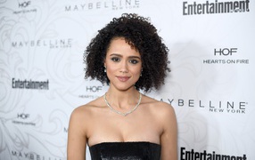 Красивая английская актриса Натали Эммануэль с пирсингом в носу