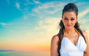 Красивая индийская актриса Айшвария Рай на фоне голубого неба 