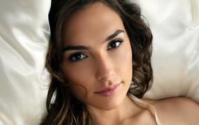 Красивая актриса Галь Гадот 