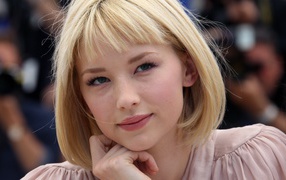 Красивая блондинка, актриса Хейли Беннетт