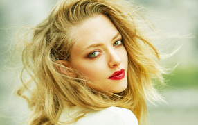 Красивая блондинка актриса Аманда Сейфрид 