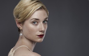 Красивая блондинка актриса Элизабет Дебики, фото на белом фоне