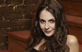 Красивая брюнетка, актриса Уилла Холланд