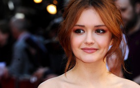 Красивая рыжеволосая актриса Оливия Кук