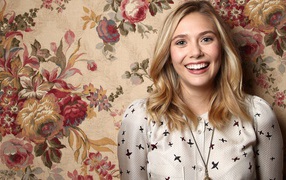 Красивая улыбающаяся актриса Элизабет Олсен