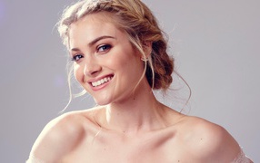 Красивая улыбающаяся актриса Скайлер Сэмюэлс