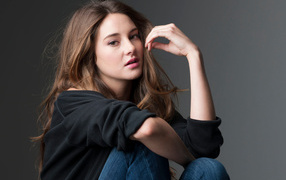 Красивая молодая актриса Шейлин Вудли 