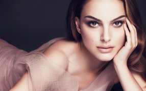 Красивая молодая брюнетка актриса Натали Портман