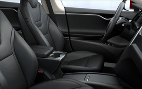Черный кожаный салон электромобиля Tesla Model S 