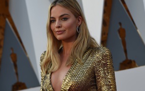 Блондинка актриса Марго Робби в золотом платье