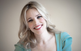 Блондинка с красивой улыбкой актриса Рэйчел Макадамс 