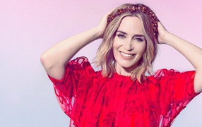 Голубоглазая актриса Эмили Блант в красном платье 