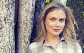 Голубоглазая актриса Роуз МакАйвер у дерева 