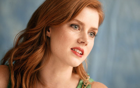 Голубоглазая рыжеволосая девушка актриса Эми Адамс