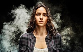 Кареглазая актриса брюнетка Адриа Архона