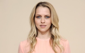 Нежная блондинка актриса Тереза Палмер в розовом платье 