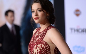 Эффектная актриса Кэт Деннингс в красивом платье