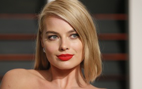 Effective blonde with red lips actress Margot Robbie