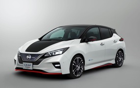 Электромобиль  Nissan Leaf Nismo на сером фоне