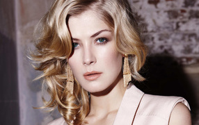 Зеленоглазая блондинка актриса Розамунд Пайк 