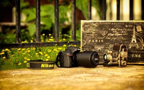 Фотоаппарат Nikon и винтажная камера 