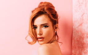 Red-haired young girl actress Bella Thorne