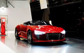 Красный гибридный электромобиль Audi e-Tron Spyder 