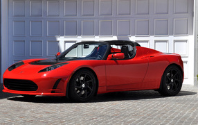 Красный спортивный электромобиль Tesla Roadster 