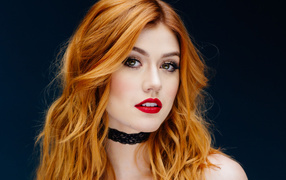 Рыжеволосая актриса Кэтрин Макнамара с красными губами 