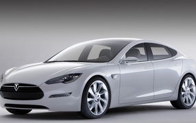 Серебристый электромобиль Tesla Model S