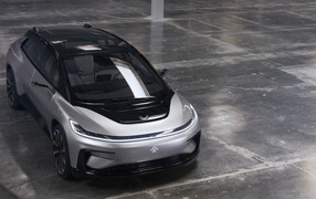 Серебристый электрический автомобиль Faraday Future FF 91, 2017 года 