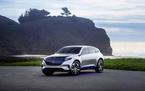 Серебристый электромобиль Mercedes Generation EQ у океана