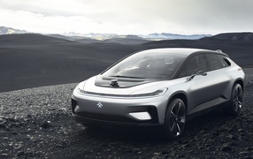 Серебристый электрический кроссовер Faraday Future FF91