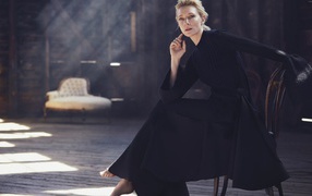 Стильная актриса  Кейт Бланшетт в красивом черном платье